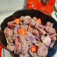 可能是肉排和燉小牛膝的圖像