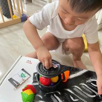 可能是 1 人、兒童玩具和文字的圖像