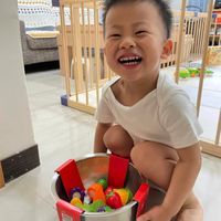 可能是 1 人、嬰兒和玩具的圖像