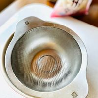 可能是泡茶器和顯示的文字是「光 W 」的圖像