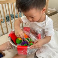 可能是 1 人、嬰兒、玩具和文字的圖像