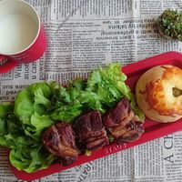 可能是蘇格蘭蛋、肉排和文字的圖像