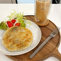 可能是肉餡餅、咖啡和半圓形餡餅的圖像