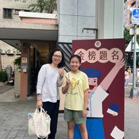 可能是 3 個人、香港太平山和顯示的文字是「 wreselg NO 古 60 全榜題名 榜 በዚካ AYa 」的圖像