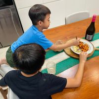 可能是 2 個人、小孩和炒麵的圖像