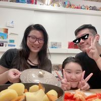 可能是 3 個人、火鍋、起司火鍋和文字的圖像