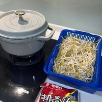 可能是火鍋、豆腐、拉麵和文字的圖像