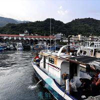 可能是 2 個人、船和文字的圖像