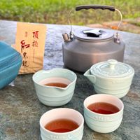 可能是泡茶器和顯示的文字是「 6 龍 ー 日頂 九 極 田 頂 န့း 和枝 鳥 烏 龍 STAIL STAUB STAUD K 이UD 」的圖像