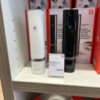 可能是打火機、泡茶器、研磨機和文字的圖像