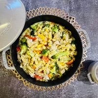 可能是西班牙大鍋飯、印度香料飯和炒飯的圖像