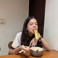 可能是 1 人、拉麵和麵包棒的圖像