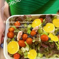 可能是 1 人、食物和顯示的文字是「 i1 JOURNAL JOURNAL FOOD # #atyhome # #ootdathome stagsafeandhealthy sta 」的圖像