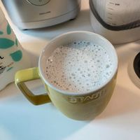 可能是咖啡杯、咖啡、泡茶器和顯示的文字是「 500 猴鲜乳 段 Millk Milk 三添部 Quality い OT High 」的圖像