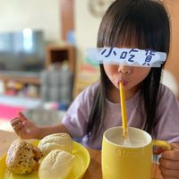 可能是 1 人、飲料和顯示的文字是「小吃 02 省 TE 目 STAUB 」的圖像