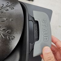 可能是鬆餅機和顯示的文字是「 CAD a STAUB S AUB 」的圖像