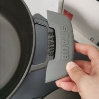 可能是顯示的文字是「 STAUB AUB 」的圖像