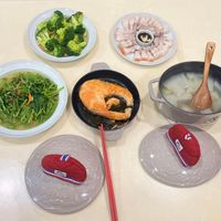可能是粥、拉麵、火鍋和文字的圖像