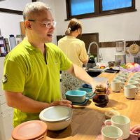 可能是 2 個人、泡茶器、咖啡杯和咖啡機的圖像