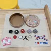 可能是咖啡杯、兒童玩具和顯示的文字是「 Friendship 我愛Staub 我 Staub I STAUB 」的圖像