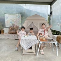 可能是 3 個人和蚊帳的圖像