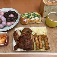 可能是炸丸子和顯示的文字是「 STAVE STAUTE TADO 」的圖像