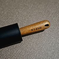 可能是打火機和顯示的文字是「 STAUB STAUB 」的圖像