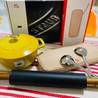 可能是營地、研磨機、咖啡機、泡茶器和顯示的文字是「 staub STACE 桃」的圖像