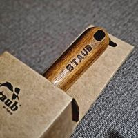 可能是打火機、荊棘和顯示的文字是「 STAUB STAUB a PI S oH ROULEAUXÀPAD staub staub 」的圖像