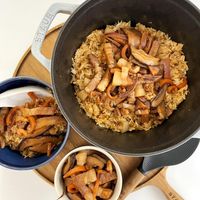 可能是燉小牛膝、炒飯、西班牙大鍋飯和香菇的圖像