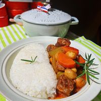 可能是燉小牛膝和顯示的文字是「 STAUB y 美」的圖像