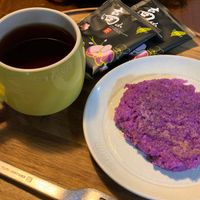 可能是燕麥餅乾、椰子馬卡龍、蛋糕和文字的圖像