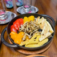 可能是起司火鍋、火鍋、肉排、豆腐和文字的圖像