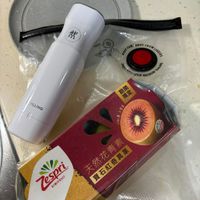 可能是‎顯示的文字是「 ‎ण STAUB ওলतে م AWAY FROM LIQUIDS SEALING VACUUM /ILLING 期間 VB មន 0 Zespri. W 天然花青素 KIWIFRUIT 寶石紅奇異果 花‎」‎的圖像