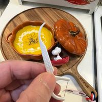 可能是木湯匙、玩具和文字的圖像