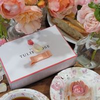 可能是咖啡杯、蛋糕、牡丹、洋桔梗和顯示的文字是「 SSE E TULIF TC TULIF 」的圖像
