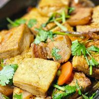 可能是火鍋、豆腐和燉小牛膝的圖像