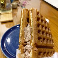 可能是鬆餅機和甜點的圖像