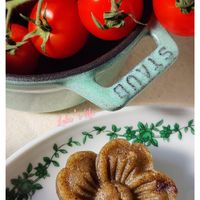 可能是蕾絲和黑麥麵包的圖像