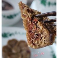 可能是‎蛋糕、燕麥餅乾和‎顯示的文字是「 ‎Lola Jcla'stife "stife لا life AR. Berlin‎ 」‎‎ 的圖像