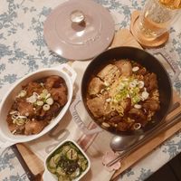 可能是燉小牛膝、豆腐、火鍋和文字的圖像