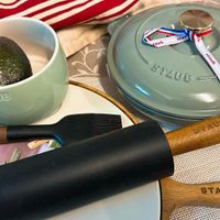 可能是打火機和顯示的文字是「 aub STAWB WB Caayh staub STAVE STAUE staub 成七® STAUB 」的圖像