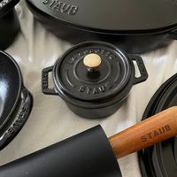 可能是顯示的文字是「 STAUB STAUB STAUB 」的圖像