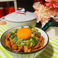 可能是豆腐、水波蛋、蛋黃、義大利麵和文字的圖像