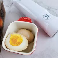 可能是蛋黃和顯示的文字是「 STAUB 快」的圖像