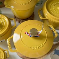 可能是顯示的文字是「 STAUB GOFIE 0O0 STANE STAUB ShAUR COCOTTE BOVLS STAUB 」的圖像