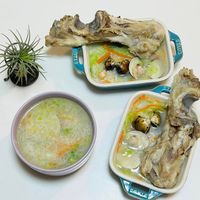 可能是‎粥和‎顯示的文字是「 ‎STAUB STAUB 6 STAUD HANLS كنجم ኢ‎ 」‎‎ 的圖像