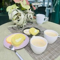 可能是燕麥餅乾、戚風蛋糕、咖啡杯、咖啡和舒芙蕾的圖像