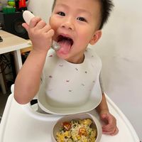 可能是 1 人、嬰兒和炒飯的圖像