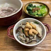 可能是拉麵、麵、香菇、粥和顯示的文字是「 전 4 STAUB STAUD 」的圖像